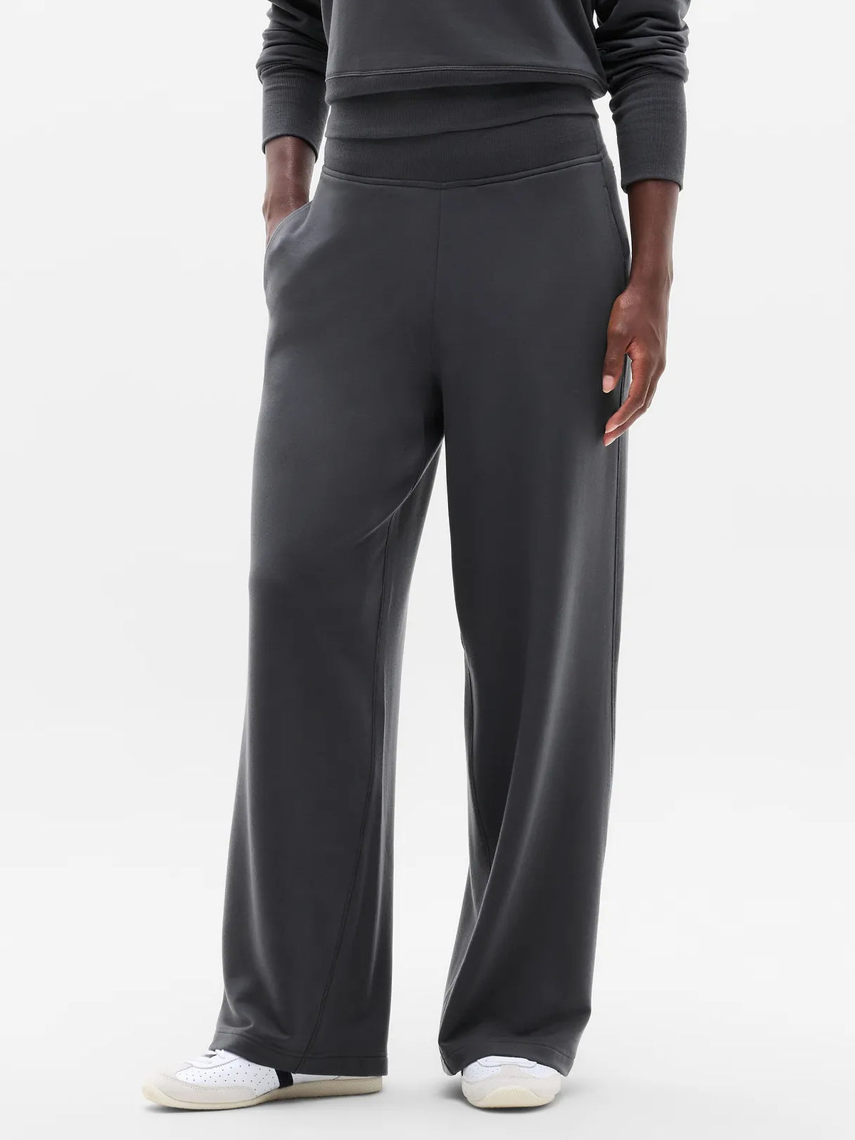 Coaster Luxe Straight Leg Pant